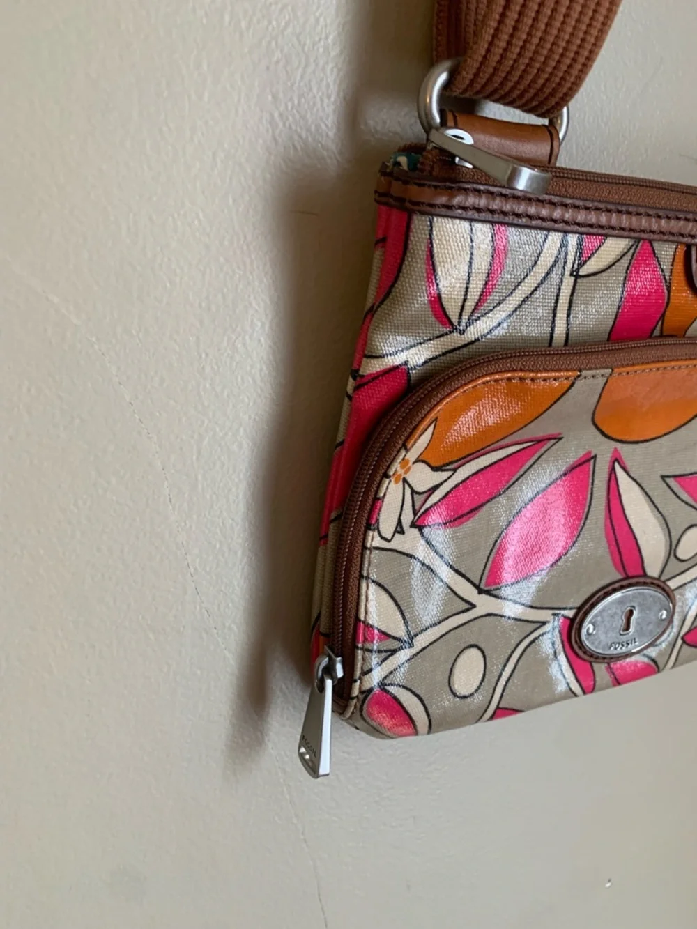 Fossil key-per Floral Crossbody Bag in Pink, Orange & Tan vinyl no key